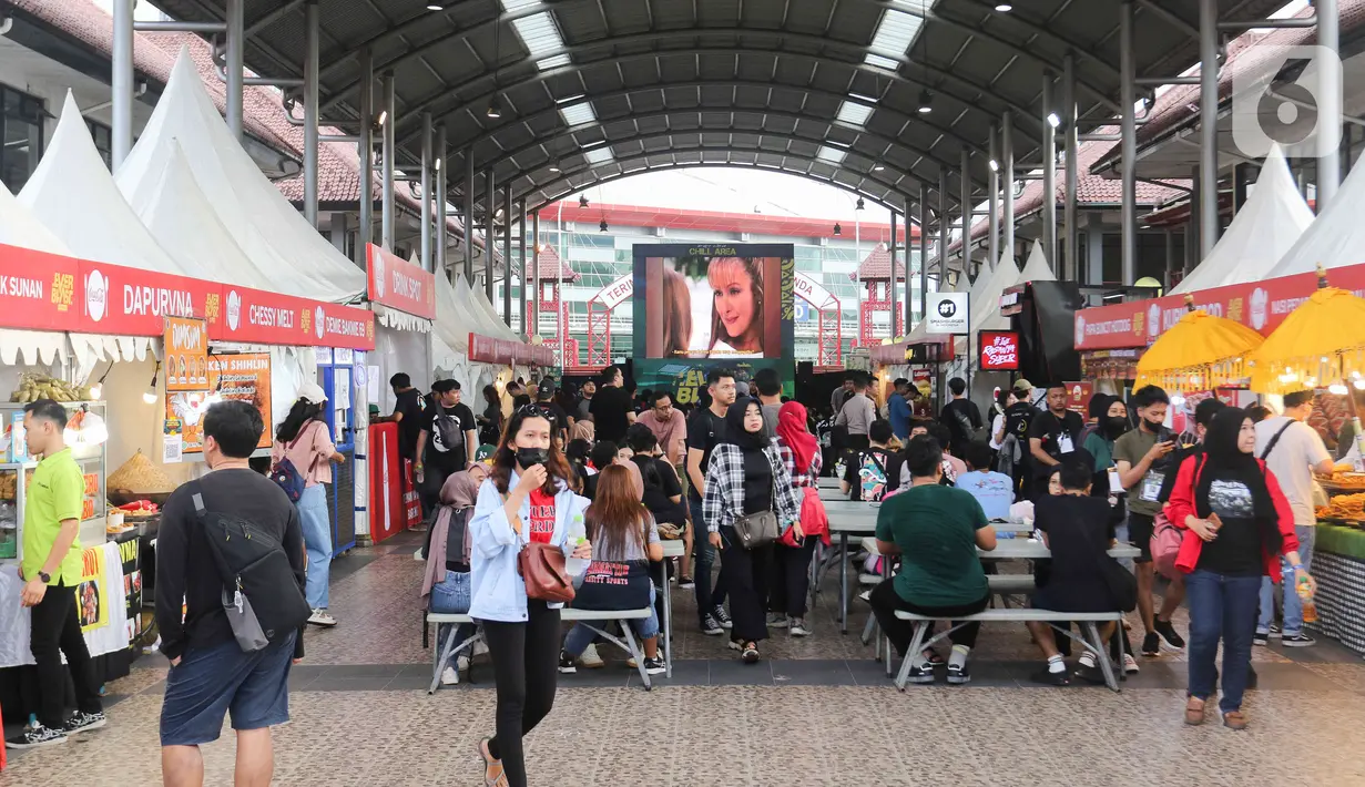 Para penonton sedang berada di area Everblast festival 2023 hari pertama di Gambir Expo Kemayoran, Jakarta Pusat, Sabtu (4/3/2023). Festival musik yang berlangsung selama dua hari di Gambir Expo Kemayoran, Jakarta, itu menampilkan para musisi sejak era 1990-an hingga 2000-an. (Liputan6.com/Herman Zakharia)