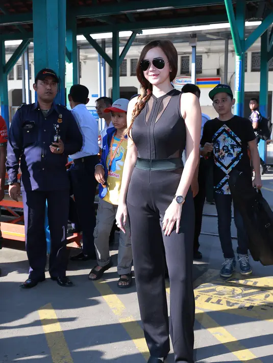 Aura Kasih mengaku jika diberi kesempatan, di berniat membuat video klip di dalam kereta. Ia takjub dengan perubahan wajah kereta api yang semakin baik. (Galih W. Satria/Bintang.com)