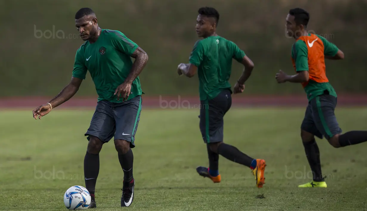 Striker Timnas Indonesia U-22, Marinus Wanewar, menggiring bola saat latihan di Stadion UKM, Selangor, Senin (14/8/2017). Ini merupakan latihan terakhir jelang laga SEA Games melawan Thailand. (Bola.com/Vitalis Yogi Trisna)
