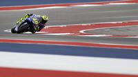 Aksi pembalap Movistar Yamaha, Valentino Rossi pada kualifikasi MotoGP Austin 2018 di Circuit of the Americas (COTA). (AP Photo/Eric Gay)