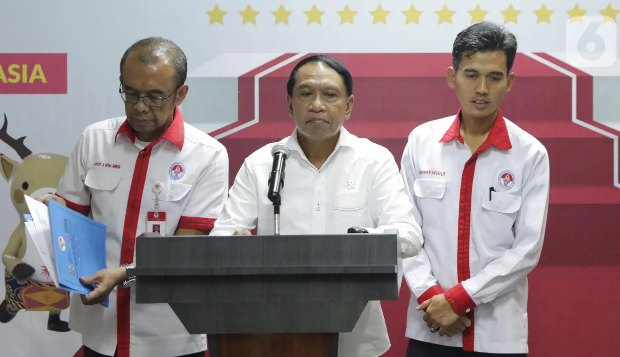Menpora, Zainudin Amali (tengah) bersiap memberi keterangan terkait kesiapan Indonesia sebagai tuan rumah Piala Dunia U-20 2021, Jakarta, Kamis (24/10/2019). Indonesia resmi ditunjuk FIFA sebagai penyelenggara Piala Dunia U-20 pada 2021. (Liputan6.com/Helmi Fithriansyah)