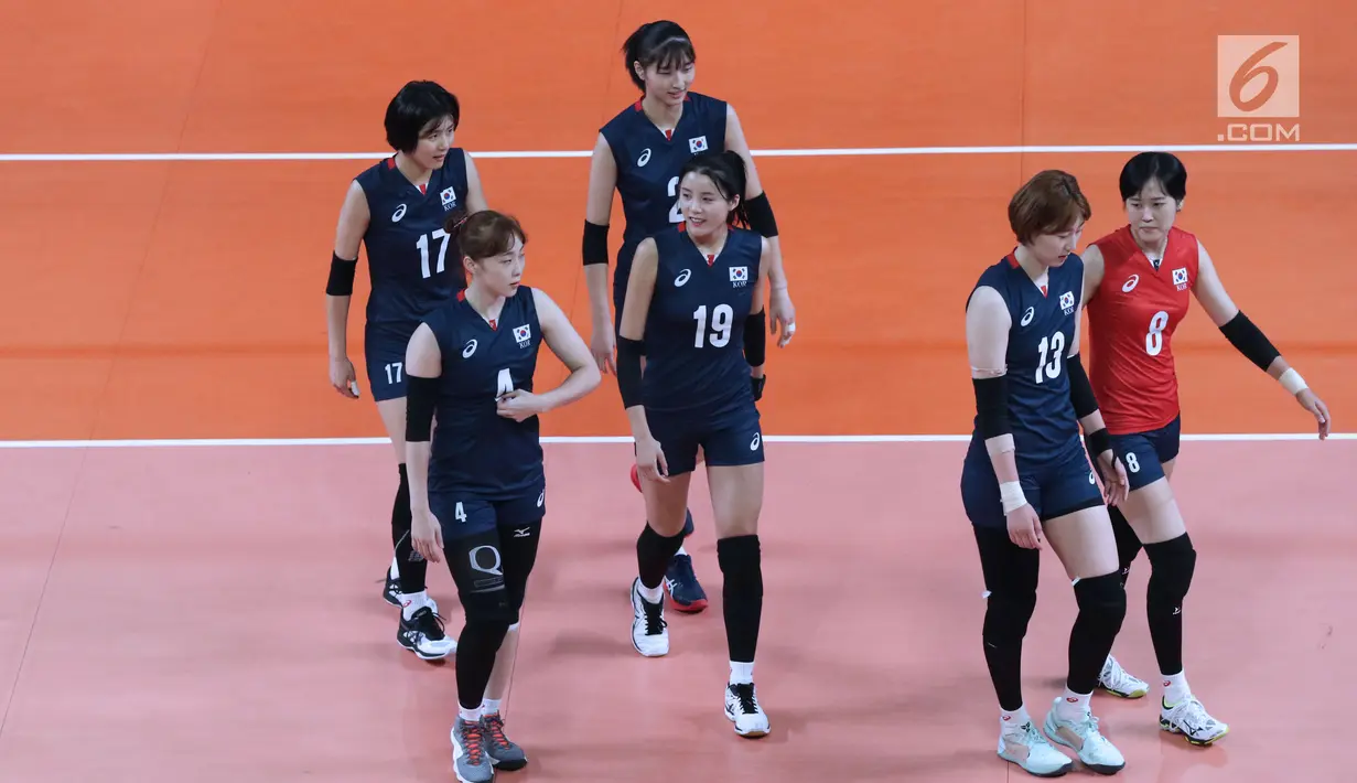 Tim voli putri Korea saat melawan Indonesia pada perempat final voli putri Asian Games 2018 di Tennis Indoor GBK, Jakarta, Rabu (29/8). Indonesia kalah 22-25. 13-25, 18-25. (Liputan6.com/Helmi Fithriansyah)