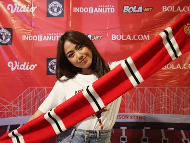 Eks personil JKT48, Sisca Saras berpose saat acara Roaring Night antara Manchester United melawan West Ham di Pitch 98, Kemang, Jakarta, Minggu (04/02/2024) malam WIB. (Bola.com/Abdul Aziz)