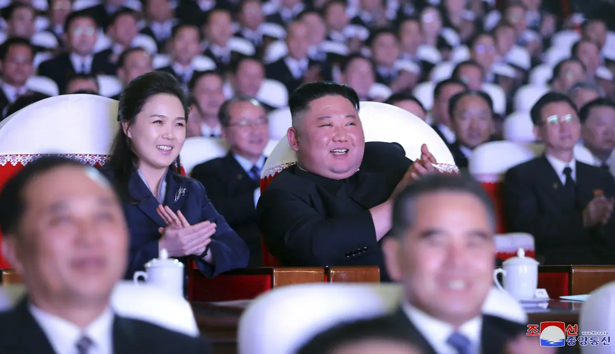 Pemimpin Korea Utara, Kim Jong-un dan istrinya, Ri Sol Ju menonton pertunjukan di Pyongyang pada Selasa (16/2/2021). Ri Sol Ju muncul bersama Kim Jong-un saat pertunjukan yang menandai ulang tahun mantan pemimpin Korea Utara Kim Jong Il. (Korean Central News Agency/Korea News Service via AP)