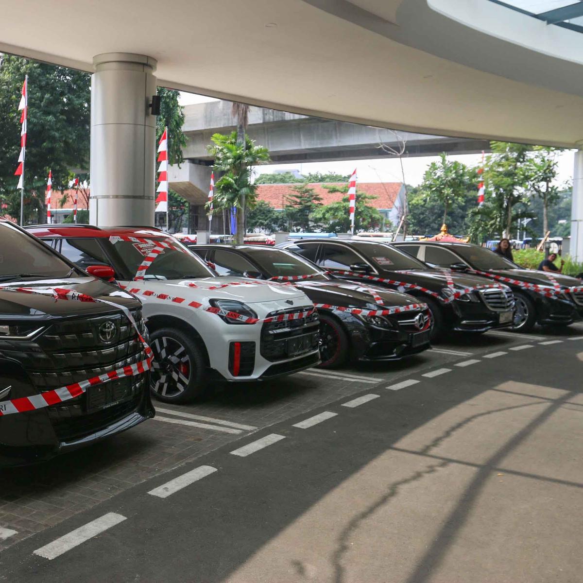 FOTO: Deretan Mobil Mewah Riza Chalid Disita Kejagung,  Terseret Kasus Korupsi Minyak Rp 285 Triliun