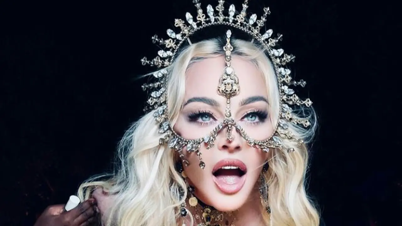 Ini Alasan Rinaldy Yunardi Suguhkan Headpiece Bertemakan Sinar untuk Madonna