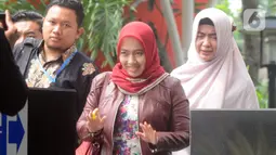Istri mantan Menpora Imam Nahrawi, Shobibah Rohmah tiba di Gedung KPK, Jakarta, Kamis (19/12/2019). Shobibah Rohmah diperiksa sebagai saksi untuk tersangka Miftahul Ulum. (merdeka.com/Dwi Narwoko)