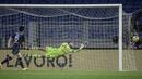 Kiper Napoli, David Ospina, gagal menjangkau bola hasil tendangan striker Lazio, Ciro Immobile, dalam laga lanjutan Liga Italia Serie A 2020/21 pekan ke-13 di Olimpico Stadium, Roma, Minggu (20/12/2020). Napoli kalah 0-2 dari Lazio. (AFP/Filippo Monteforte)
