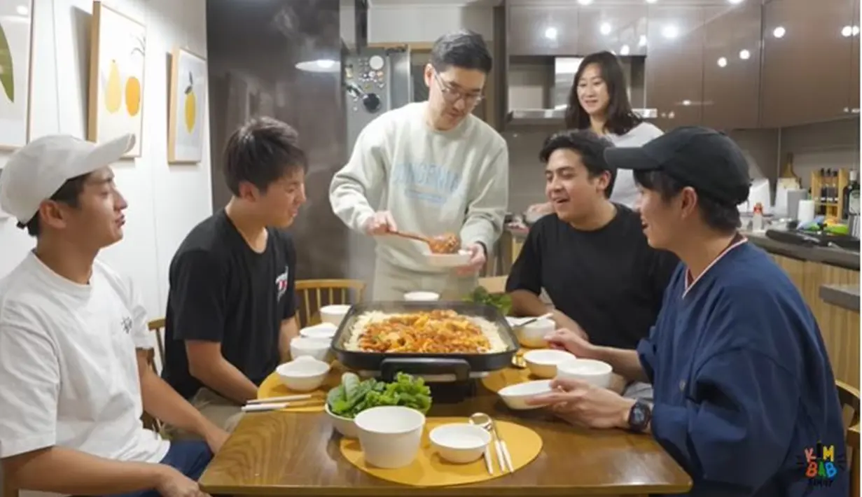 Kimbab Family menyambut Jerome Polin dan Waseda Boys dengan makan bersama. Gina dan Jay menyiapkan dak-galbi, sejenis ayam tumis pedas untuk tamu spesial tersebut. Mereka terlihat tersenyum semringah ketika mencicipi masakan yang tersedia langsung di meja makan. (Liputan6.com/YouTube/Kimbab Family)