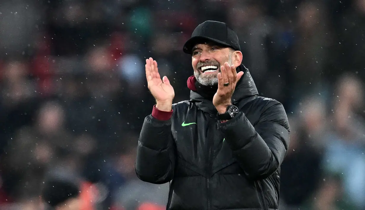 Jurgen Klopp bereaksi atas kemenangan mereka setelah pertandingan sepak bola Liga Premier Inggris antara Liverpool dan Brentford di Anfield, Liverpool, barat laut Inggris pada 12 November 2023. Liverpool memenangkan pertandingan dengan skor 3-0. (Paul ELLIS/AFP)