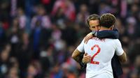 Pelatih Inggris, Gareth Southgate, merayakan kemenangan bersama Kyle Walker pada laga UEFA Nations League di Stadion Wembley, London, Minggu (18/11). Inggris menang 2-1 atas Kroasia. (AFP/)