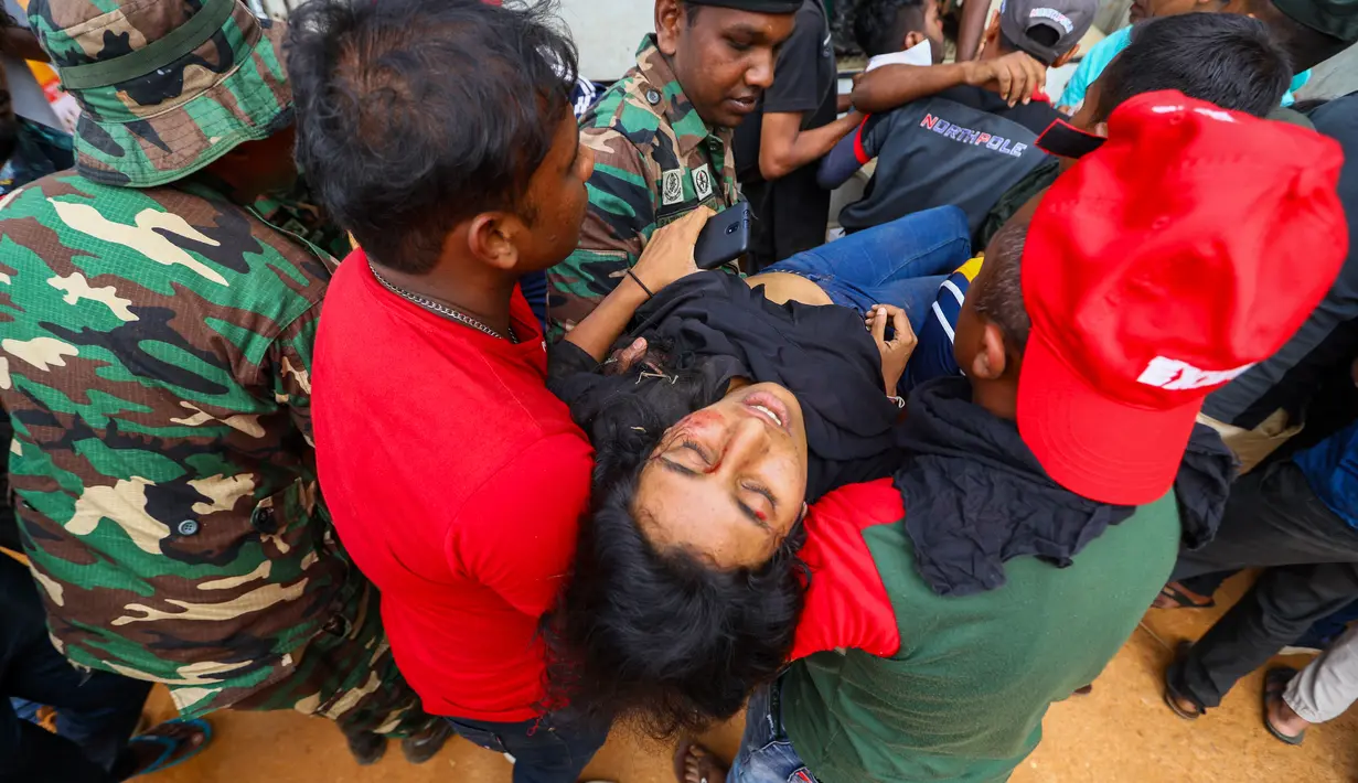 Ribuan penonton menyaksikan kecelakaan itu di Diyatalawa, sebuah kota di wilayah perbukitan pusat perkebunan teh, sekitar 180 kilometer di timur ibu kota Kolombo. (AFP)