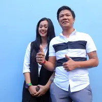 "Buktinya mana, Dibuktikan dulu jangan ngomong doang. Harus ada buktinya ngomong begitu. Ini temen kecil saya, suaminya ada. Suaminya itu tuh‎," ujar Andhika Kangen Band, seraya menunjuk pria, di kawasan Tendean, Selasa (1/8). (Nurwahyunan/Bintang.com)