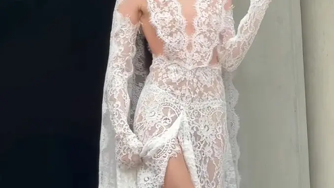 Davika Hoorne Tampil Memukau dalam Gaun Renda Berkerah Rendah di Momen Pernikahannya