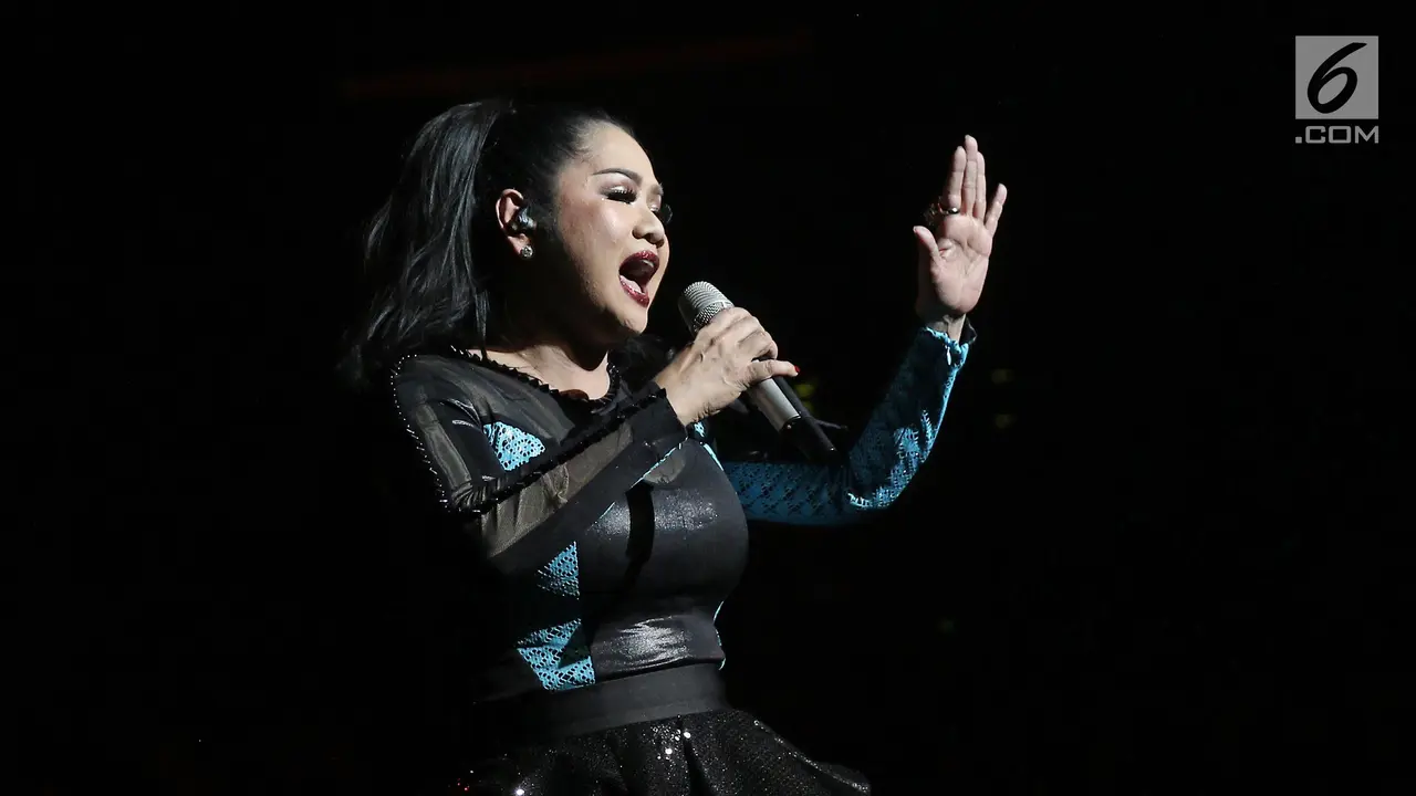 PHOTO: Konser Vina Panduwinata, Bius Penggemarnya di Balai Sarbini Jakarta