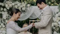 "Dalli mualaf, yes. Sebelum kita menikah sekitar satu bulan sebelum kita nikah kayaknya kalau gak salah, Dalli itu melakukan prosesi mualaf," terangnya. [Instagram/jennifercoppenreal20]