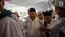 Capres nomor urut 02 Prabowo Subianto saat menghadiri Maulid Nabi sekaligus haul Habib Ali bin Abdurrahman Al-Habsyi Kwitang di Kwitang, Jakarta, Kamis (6/12). Prabowo mengenakan setelan baju koko putih dan kopiah hitam. (Liputan6.com/Faizal Fanani)