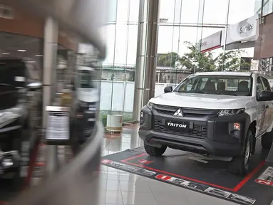 Sejumlah unit mobil baru berada di salah satu showroom penjualan Mitsubishi kawasan Mampang, Jakarta, Senin (19/10/2020). Menkeu, Sri Mulyani, telah menegaskan menolak usulan yang dilayangkan Kementerian Perindustrian terkait pajak 0 persen untuk pembelian mobil baru. (Liputan6.com/Herman Zakharia)