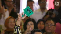 Peserta lelang mengangkat tanda keanggotaan dalam 110 Tahun Lelang Indonesia di Galeri Nasional, Jakarta, Rabu (28/2). Mayoritas koleksi barang tidak mewah, namun memiliki kenangan tersendiri bagi pemiliknya. (Liputan6.com/Angga Yuniar)