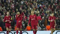 Pemain Liverpool tertunduk lesu setelah dilibas Real Madrid 2-5 pada leg pertama babak 16 besar Liga Champions 2022/2023 di Anfield, Rabu (22/2/2023) dini hari WIB. (AP/Jon Super)