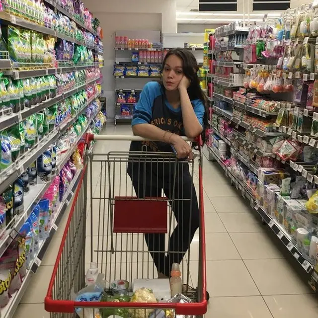 Tinggalkan Dunia Hiburan, Ini 6 Potret Minimarket Milik Dewi Natalia Istri Hilman Hariwijaya