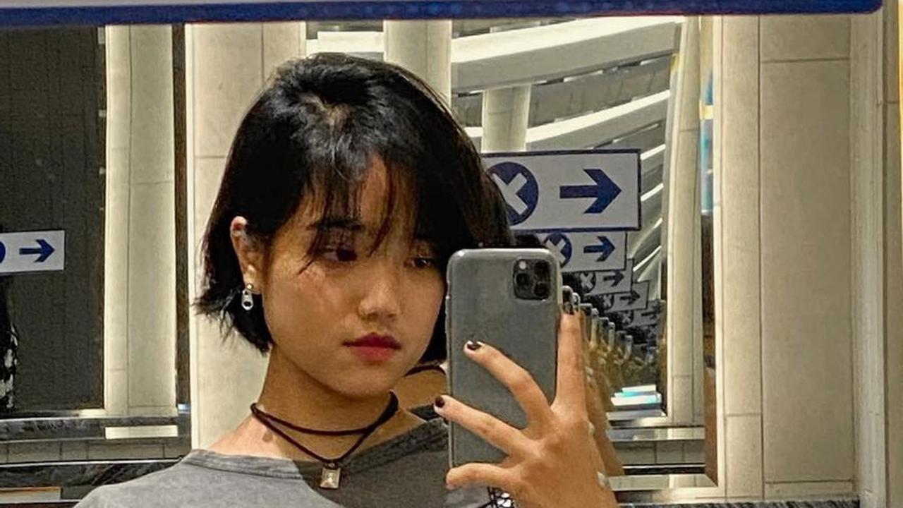 7 Potret Penampilan Lawas Fuji dengan Rambut Bondol