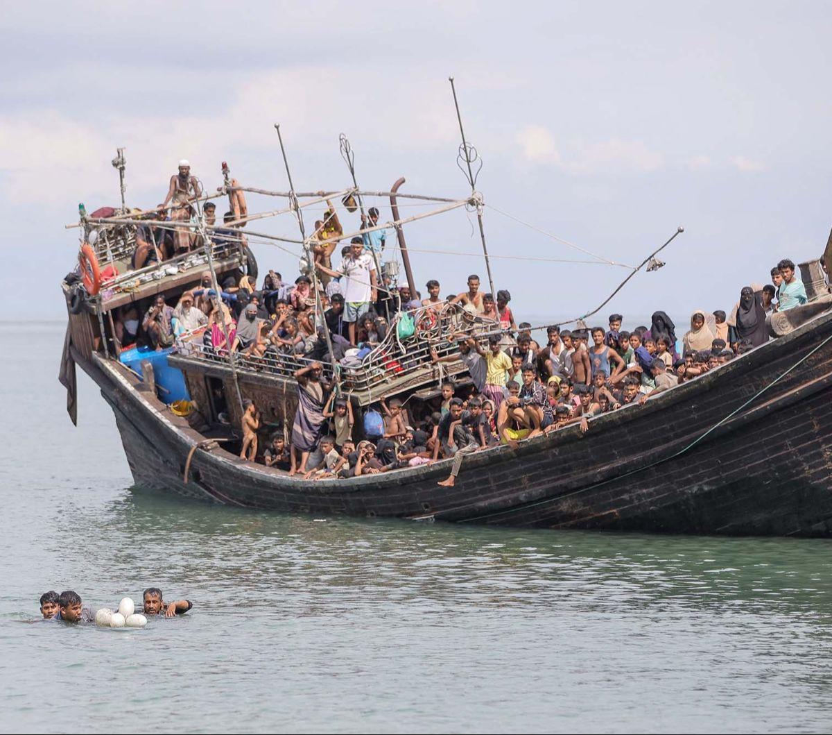 Sebuah kapal kayu yang membawa ratusan pengungsi Rohingya terdampar di perairan Aceh pada Kamis (16/11/2023).&nbsp;Kapal tersebut dilaporkan hendak mendarat di desa tepi pantai di kawasan Bireuen dan Aceh Utara.&nbsp;Namun, kedatangan mereka ditolak masya