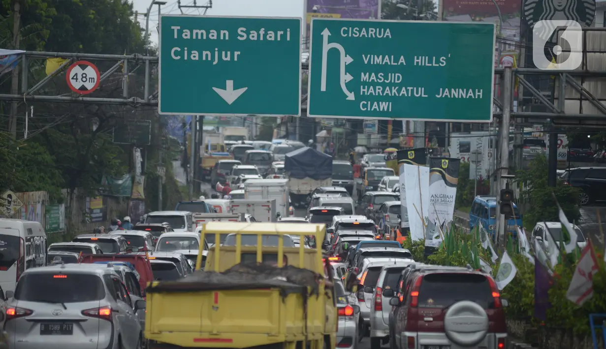 Suasana arus lalu lintas Jalan Raya Puncak, Bogor, Jawa Barat, Kamis (29/12/2022). Rencana arus lalu  lintas di Kawasan Puncak akan ditutup total dari 31 Desember 2022 pukul 18.00 WIB sampai 1 Januari 2023  pukul 06.00 WIB. (merdeka.com/Imam Buhori)
