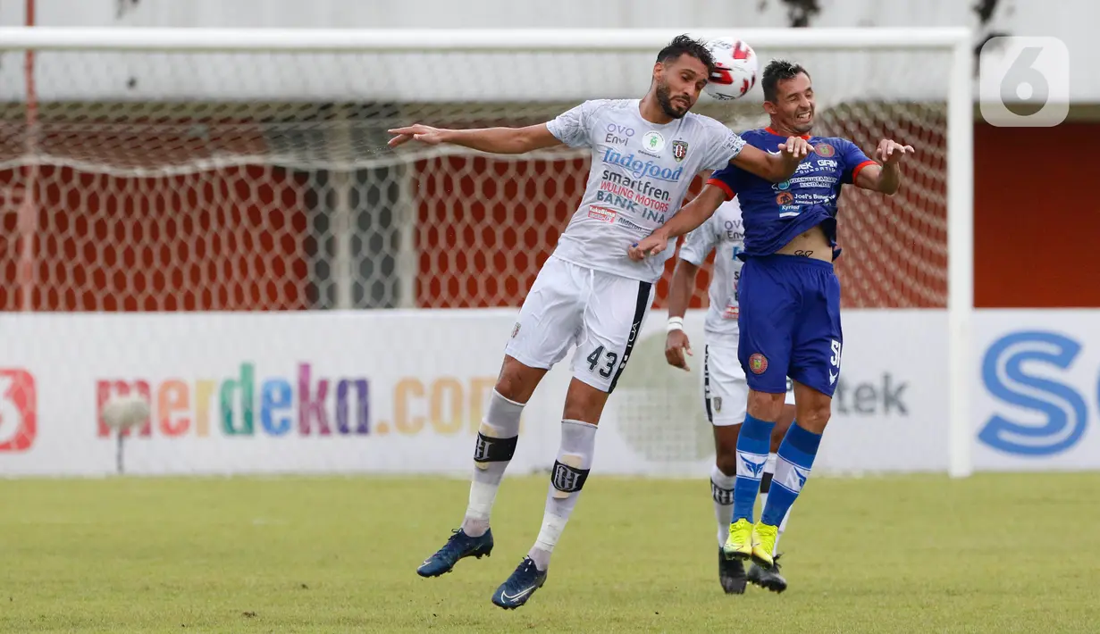Pemain Bali United, Willian Silva Costa Pacheco (kiri) duel di udara dengan pemain Persiraja Banda Aceh, Silvio Escobar dalam pertandingan Babak Penyisihan Grup D Piala Menpora 2021 di Stadion Maguwoharjo, Sleman, Senin (29/3/2021). Bali United menang 2-0 atas Persiraja. (Bola.com/Ikhwan Yanuar)