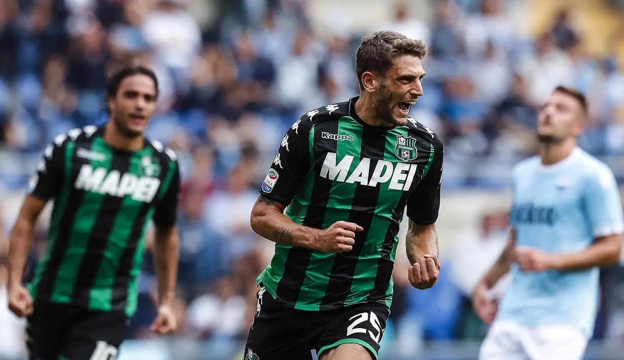 Pemain Sassuolo, Domenico Berardi merayakan golnya ke gawang Lazio pada lanjutan Serie A di Olympic Stadium, Roma, (1/10/2017). Lazio menang 6-1. (Angelo Carconi/ANSA via AP)