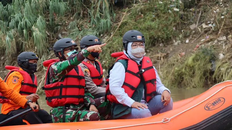 Bupati Bogor Ade Yasin saat meninjau pelaksanaan pengerukan dan bebersih Sungai Cileungsi.