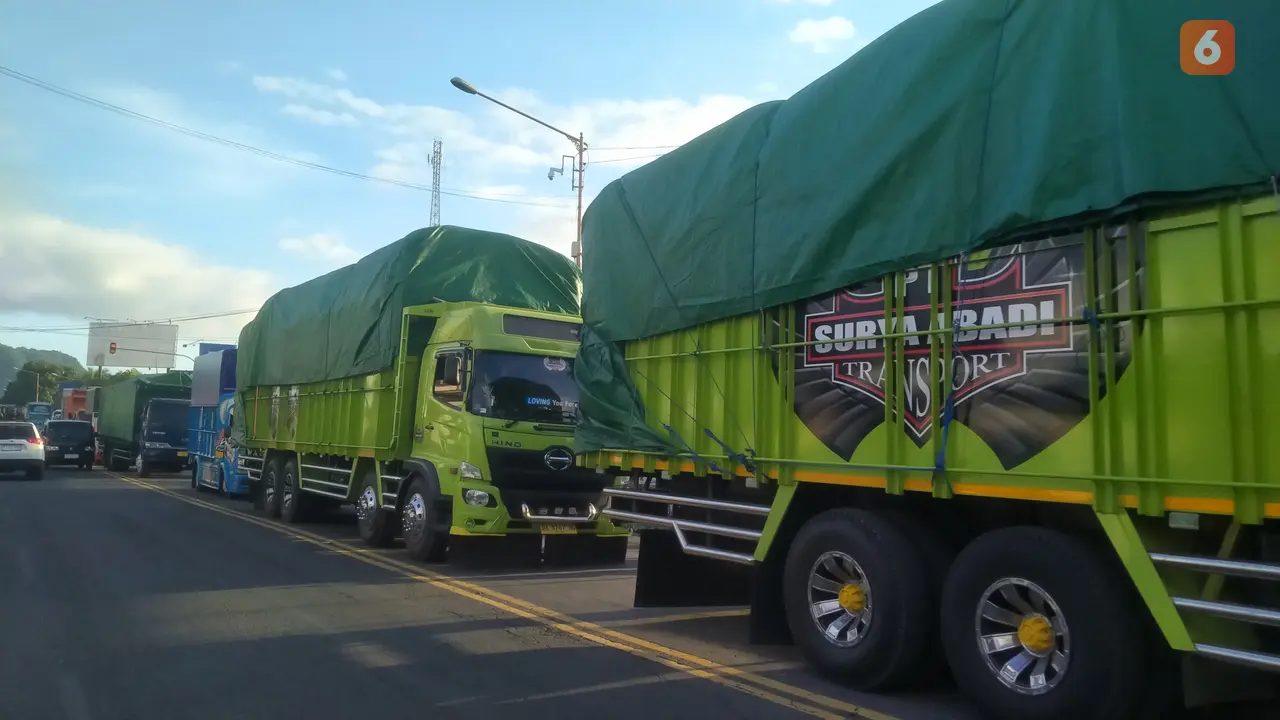 Antrean Kendaraan Pengangkut logistik meluber hingga ke jalan raya depan Pelabuhan ASDP Ketapang Banyuwangi (Hermawan Arifianto/Liputan6.com)