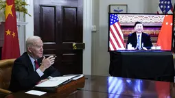 Presiden Joe Biden bertemu secara virtual dengan Presiden China Xi Jinping dari Ruang Roosevelt Gedung Putih di Washington, Senin (15/22/2021). Dalam pertemuan tersebut, Biden membicarakan pembicaraan secara jujur tentang isu HAM dan masalah keamanan. (AP Photo/Susan Walsh)