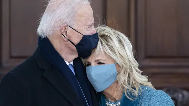 Jill dan Joe Biden dalam pelantikan Presiden Amerika Serikat, 20 Januari 2021. (AP Photo/Alex Brandon, Pool)