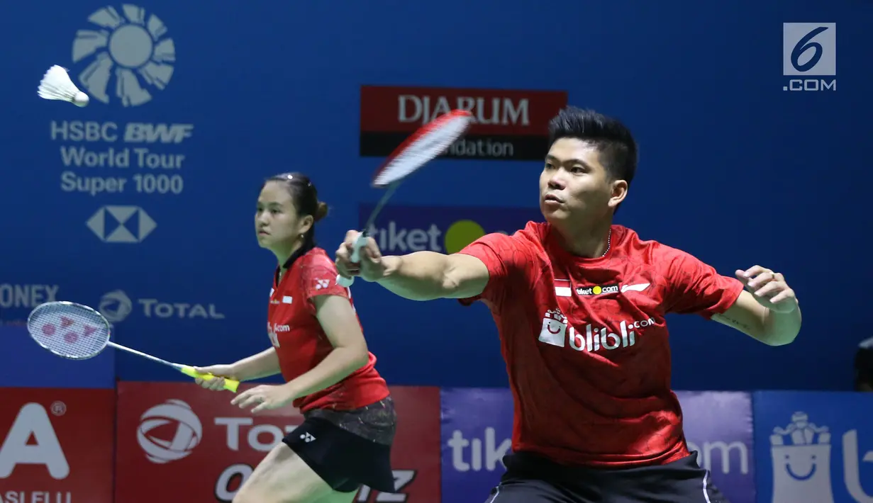 Ganda campuran Indonesia, Praveen Jordan/Melati Daeva Oktavianti mengembalikan kok ke arah Lee Chun Hei Reginald/Chau Hoi Wah (Hong Kong) pada Indonesia Open 2018 di Istora GBK Jakarta, (3/7). (Liputan6.com/Helmi Fithriansyah)