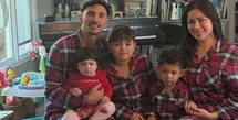 Jessica Iskandar bersama suami dan ketiga anaknya merayakan Natal di Amerika Serikat. Di hari Natal, keluarga good looking ini tampil dengan set piyama merah motif tartan. [@inijedar]