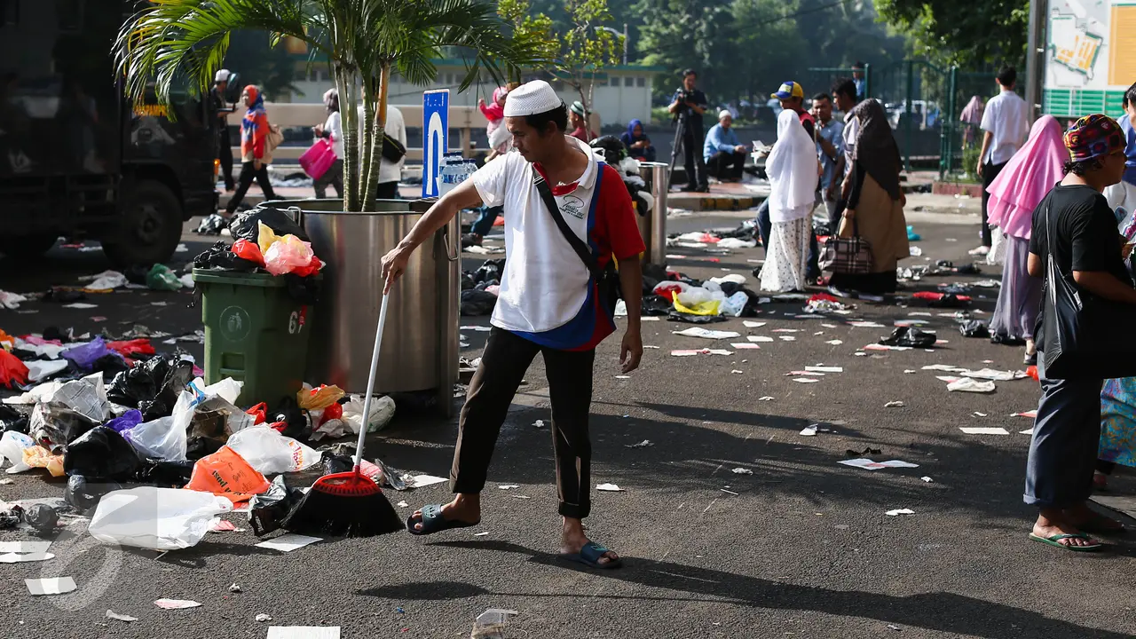 20160706-Masjid Istiqlal Dipenuhi Sampah Usai Salat Idul Fitri-Jakarta