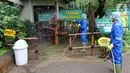 Petugas menyemprotkan cairan disinfektan di area Taman Burung, TMII Jakarta, Rabu (18/3/2020). Penyemprotan dilakukan bukan hanya untuk mencegah penyebaran virus corona tapi juga virus dan bakteri lain. (Liputan6.com/Fery Pradolo)