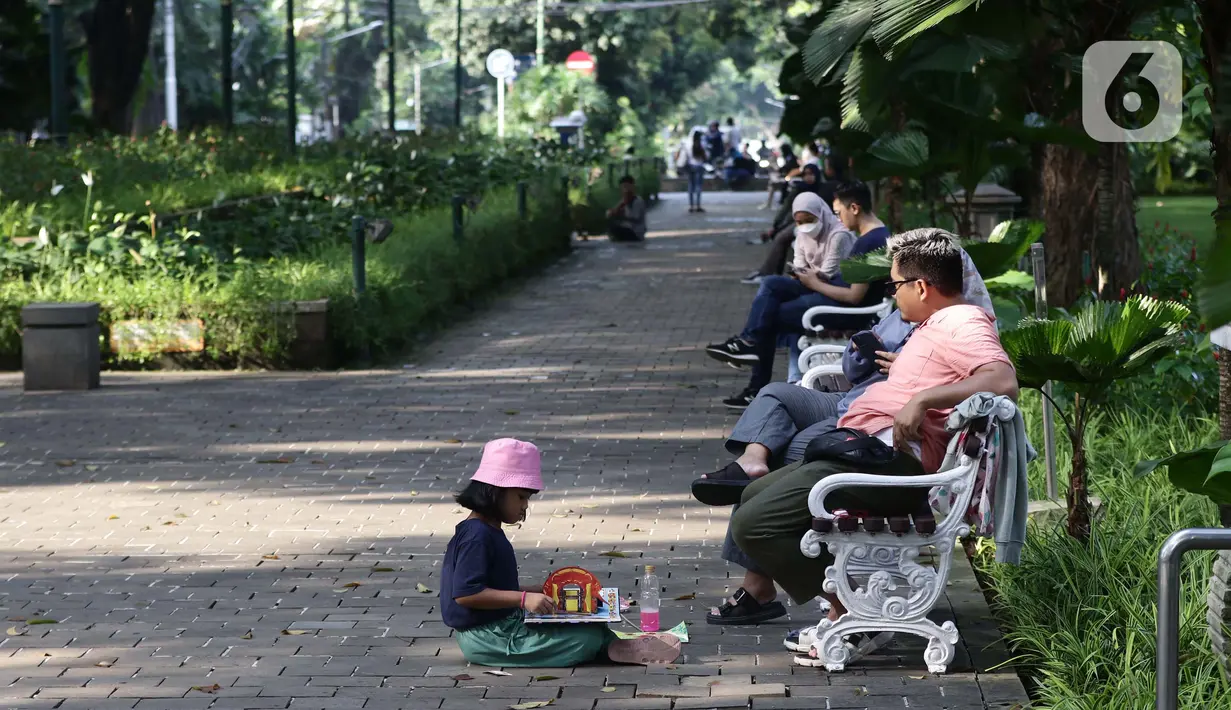 Warga menikmati kembali suasana ruang terbuka hijau Taman Suropati, Jakarta, Sabtu (23/10/2021). Pemerintah Provinsi DKI Jakarta kembali membuka 59 Ruang Terbuka Hijau (RTH) yang ditutup karena pandemi Covid-19. (Liputan6.com/Helmi Fithriansyah)