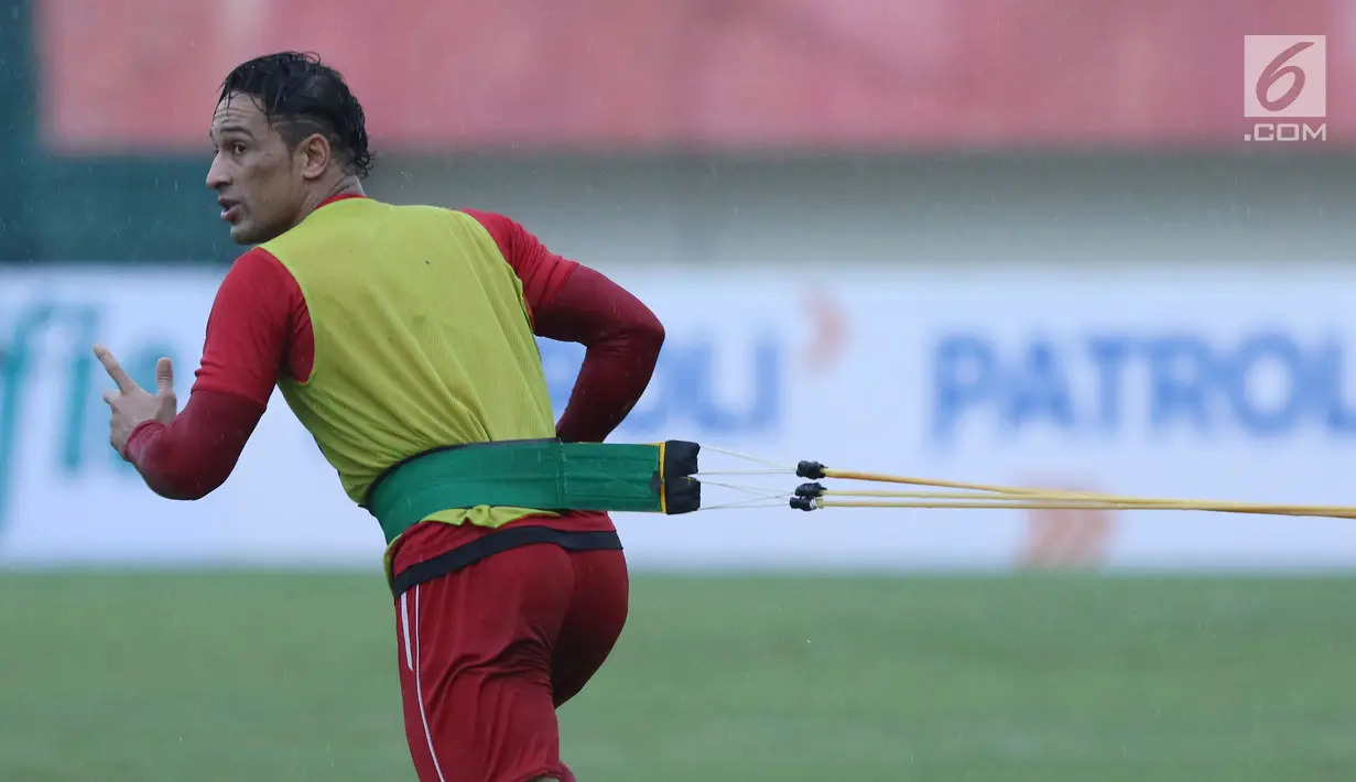 Addison Alves melakukan latihan bersama skuat Macan Kemayoran di Stadion Manahan Solo, Jawa Tengah, Minggu (11/2). Persija resmi mendatangkan Addison Alves untuk mempertajam lini serang untuk musim 2018. (Liputan6.com/Helmi Fithriansyah)