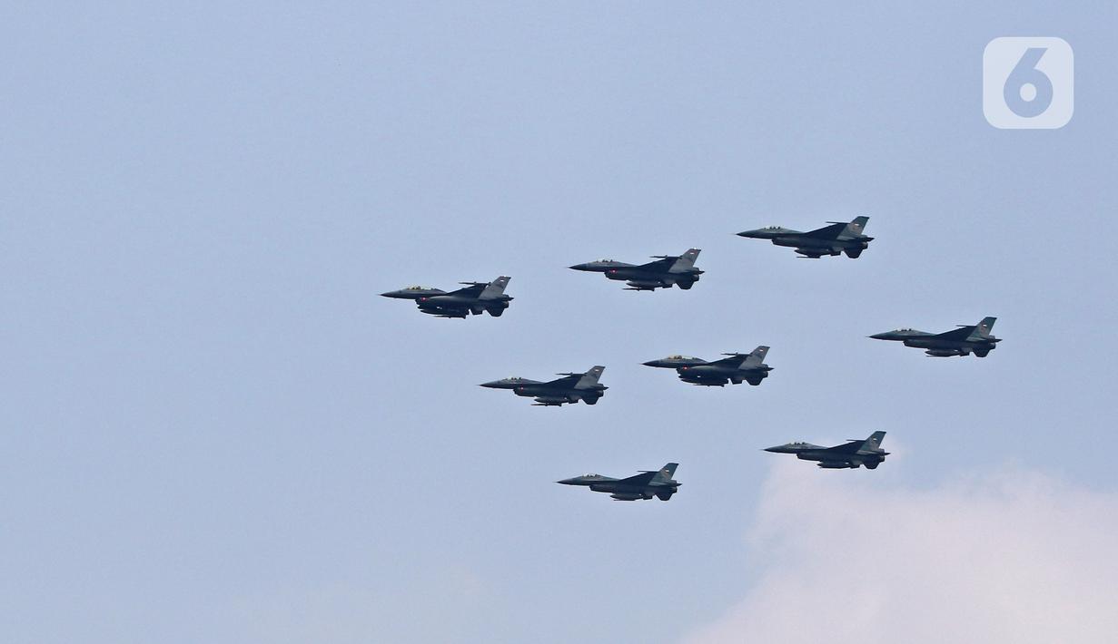 Pesawat Tempur F16 TNI AU terbang melintas di atas Istana Merdeka saat Upacara Peringatan Detik-Detik Proklamasi di Jakarta, Selasa (17/8/2021). Aksi delapan pesawat tempur TNI AU itu untuk memperingati HUT Kemerdekaan ke-76 RI. (Liputan6.com/Herman Zakharia)