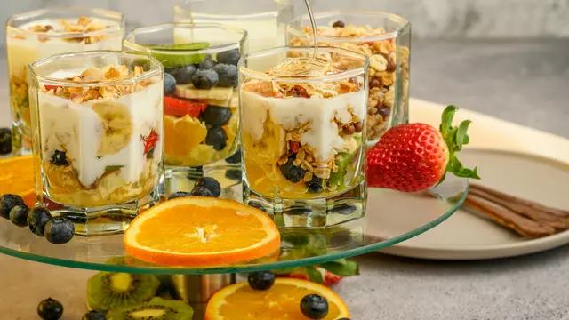 Tips Mudah Membuat Berry Yogurt Parfait Layered