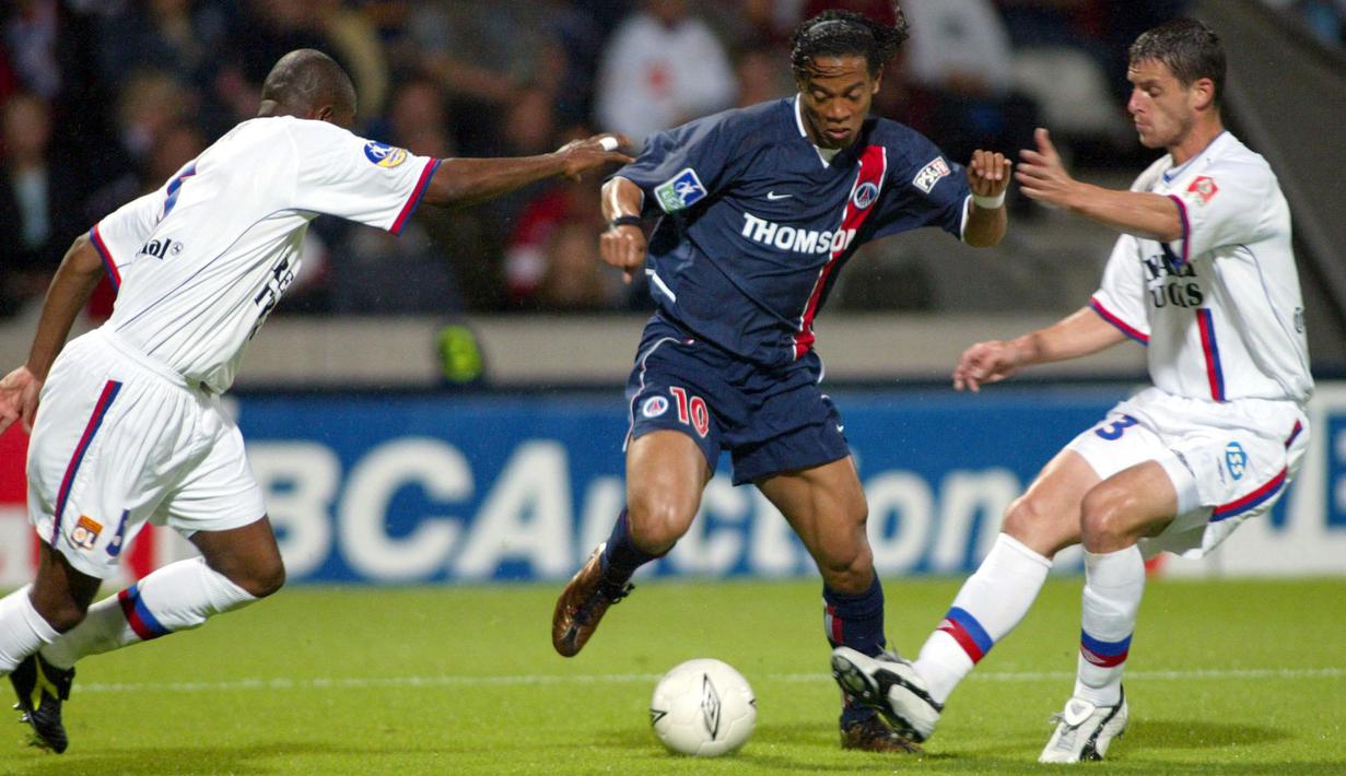 Pada 2001 PSG memboyong Ronaldinho (tengah) ke Paris hingga 2003 dan bermain sebanyak 55 kali dan mencetak 17 gol. (AFP/Jean-Philippe Ksiazek)