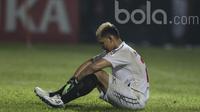 Kiper Semen Padang, Muhammad Ridwan, tertunduk lesu usai kalah dari Arema FC pada laga Piala Presiden 2017 di Stadion Kanjuruhan, Malang, Jawa Timur, Minggu (5/3/2017). (Bola.com/Vitalis Yogi Trisna)