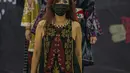 Penampilan para Perempuan Pelestari Budaya saat meragakan busana khas NTT dalam Kartini Fest memperingati Hari Kartini, Jakarta, Sabtu (17/4/2021). Acara yang menampilkan talkshow dan Fashion show tersebut merupakan untuk charity Korban bencana alam di NTT. (Liputan6.com/Faizal Fanani)