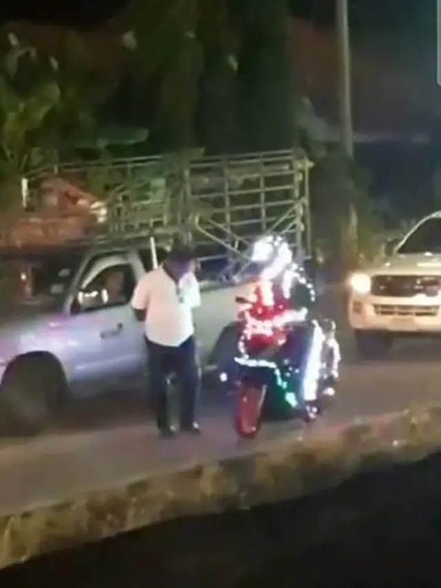Penuh Germerlap, Aksi Pengendara Motor Ini Malah Jadi Tontonan di Jalanan