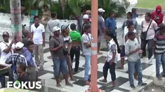 Aksi unjuk rasa kian memanas saat perwakil sopir yang akan menyampaikan aspirasinya tidak ditemui para pejabat.