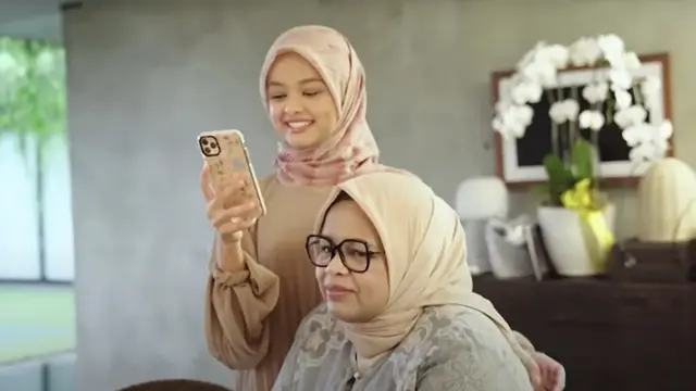 Hijab Mutiara Baswedan saat ngaji bersama keluarga (Youtube/Anies Baswedan)