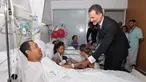 Raja Spanyol Felipe VI menjenguk korban serangan teror Barcelona yang sedang dirawat di Rumah Sakit Mar de Barcelona, Sabtu (19/8). Raja Felipe VI mencoba memberi semangat dan dukungan moral pascainsiden brutal yang mereka alami. (CASA REAL/AFP)