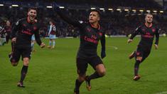 Pemain Arsenal, Alexis Sanchez mencetak satu-satunya gol kemenangan untuk timnya saat melawan Burnley pada laga Premier League pekan ke-13 di Turf Moor, Burnley,(26/11/2017). Arsenal menang 1-0. (AFP/Paul Ellis)